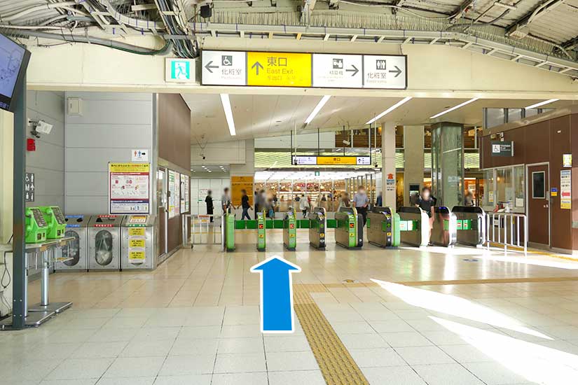 JR「鶴見」駅の改札を出て、「東口」出口方向へ進みます