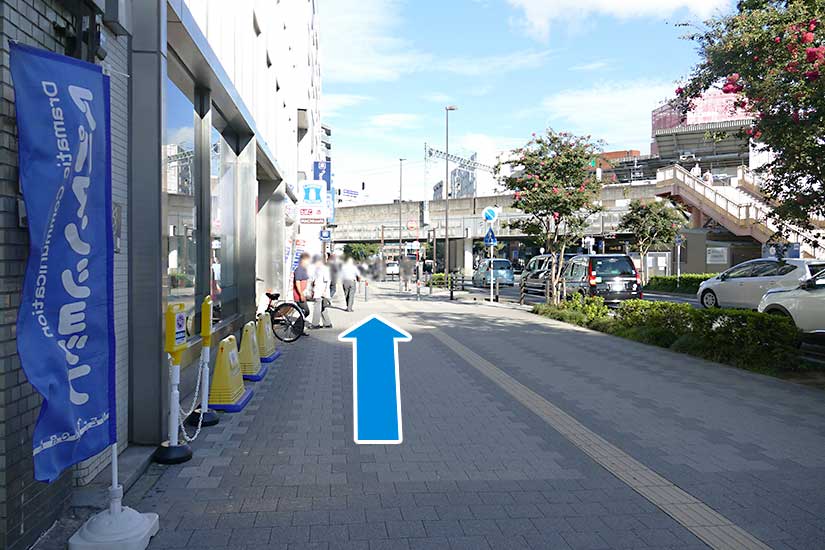 道なりに進みます。左手に「横浜銀行」が見えますので、その先の高架下に入ります